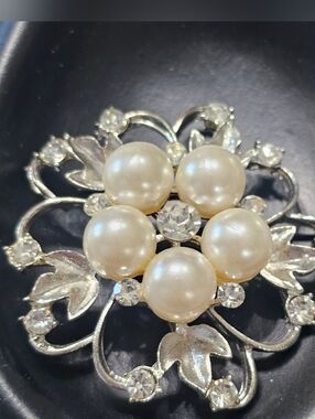 Elegant Faux Pearl & Crystal Rhinestone Flower Brooch Pin - Silver Tone